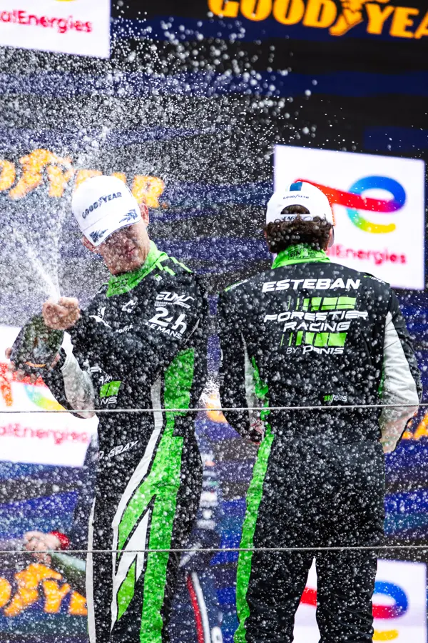Célébration de l'équipe après la course