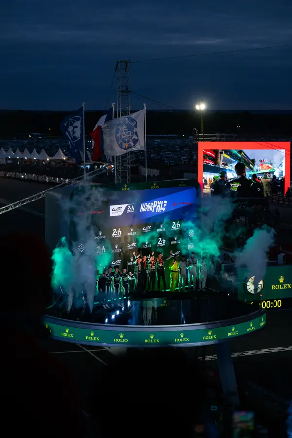Célébration de l'équipe après la course