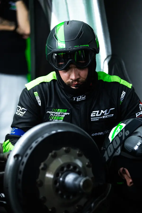 L'équipe au travail sur un week-end de course