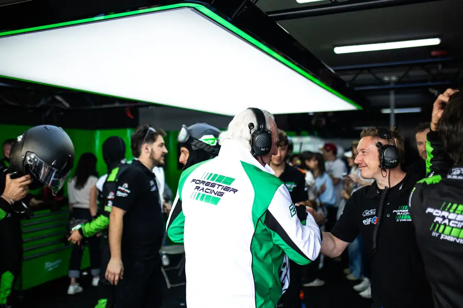 L'équipe au travail sur un week-end de course