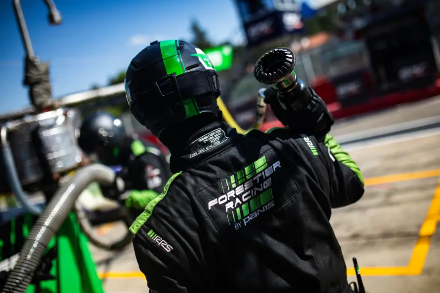 L'équipe au travail sur un week-end de course