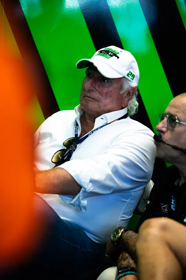 L'équipe au travail sur un week-end de course