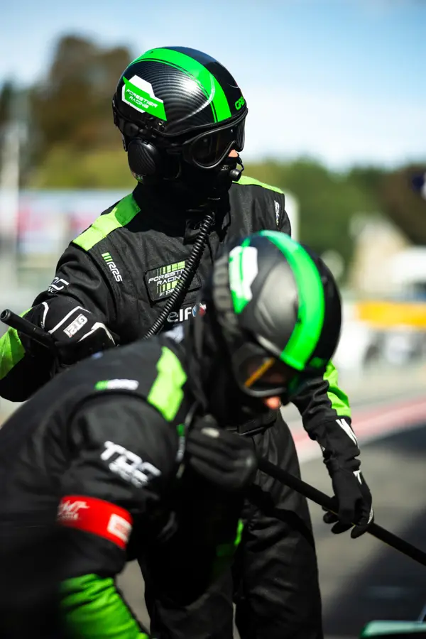 L'équipe au travail sur un week-end de course