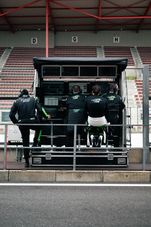 L'équipe au travail sur un week-end de course
