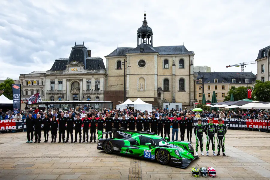 L'équipe au travail sur un week-end de course