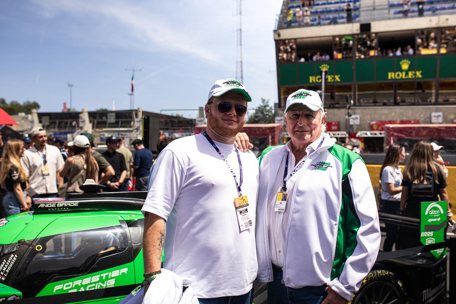 Des invités de l'équipe dans le paddock
