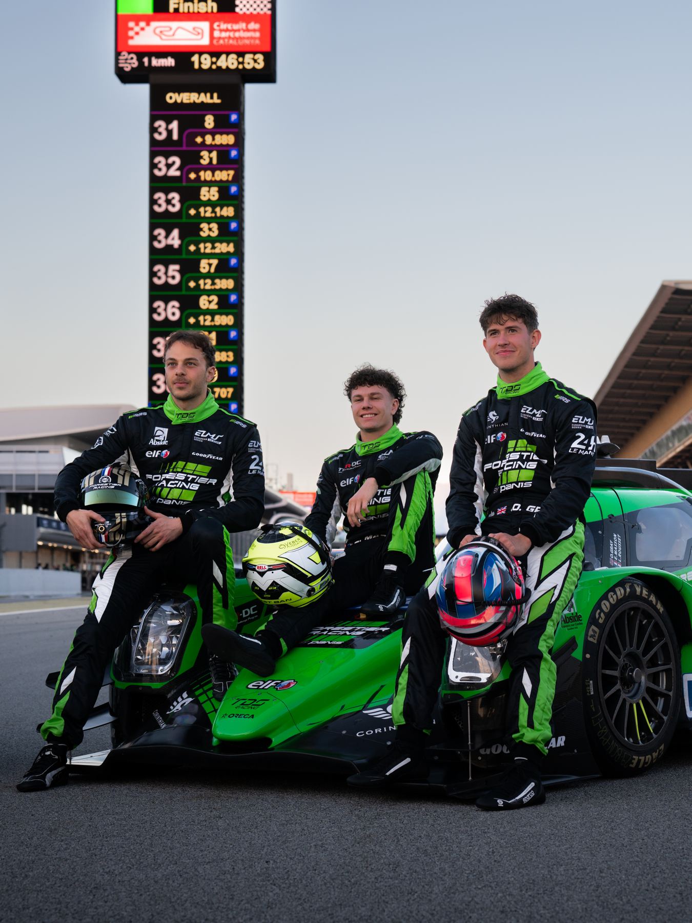 Les trois pilotes de l'équipage n°29 devant l'Oreca 07