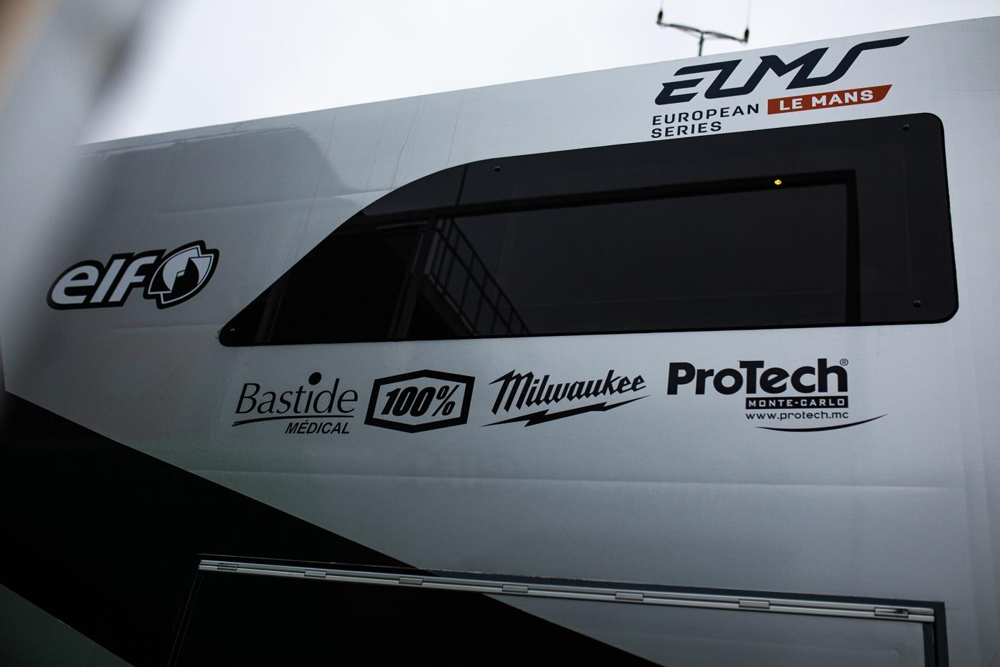 Le flanc du camion de l'équipe, avec les logos des partenaires