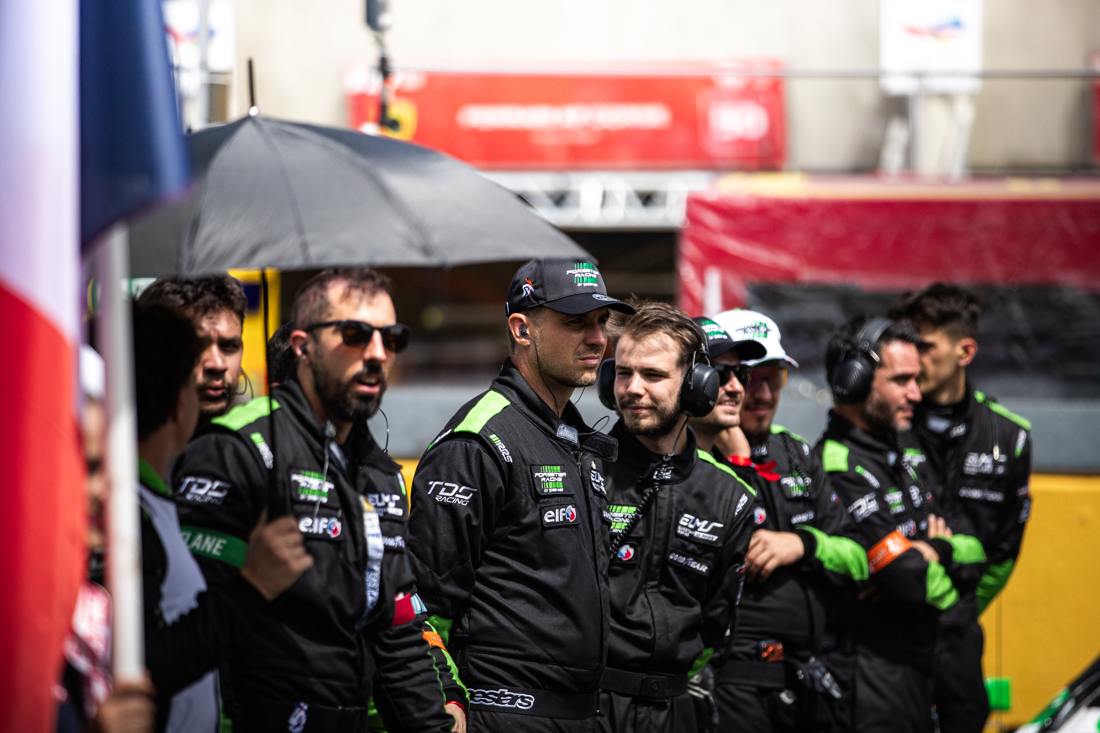 Les pilotes en combinaison sur la grille