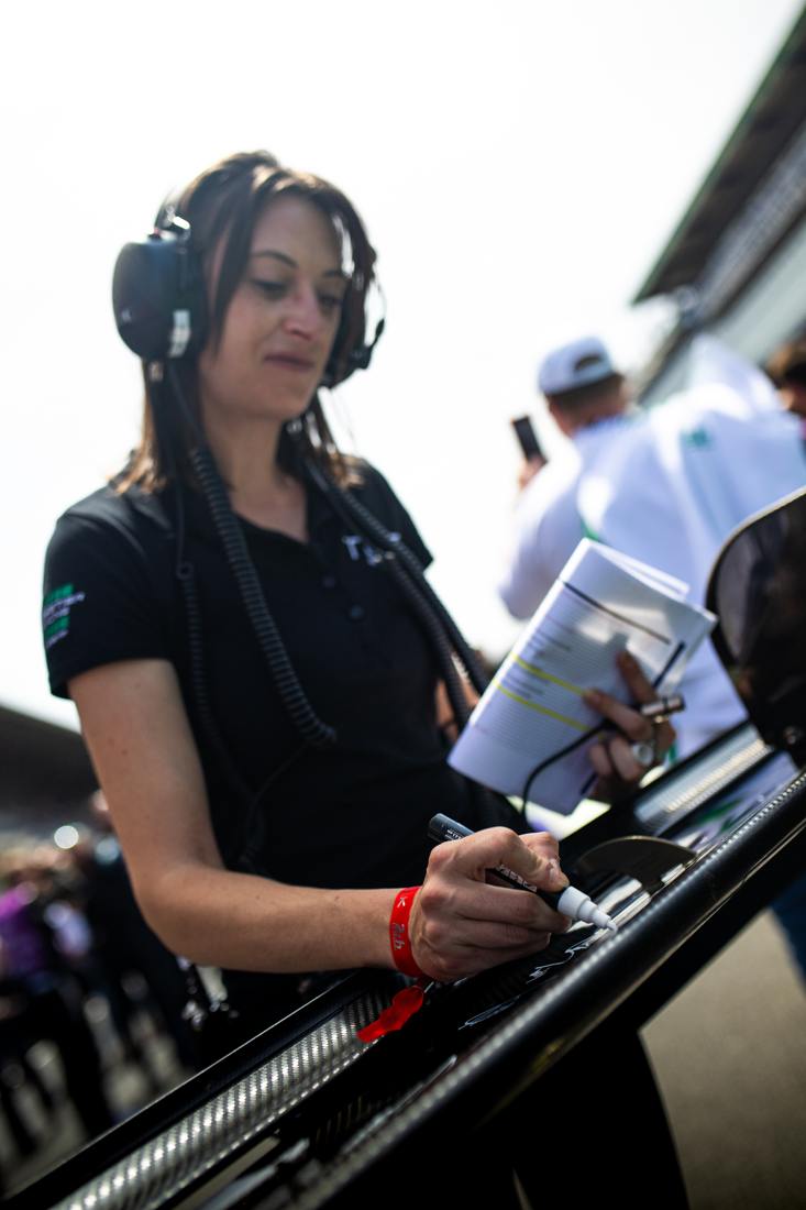 Production de contenu dans le paddock pendant la course